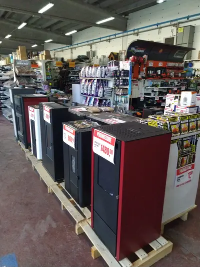 Stufa a pellet esposta nel reparto brico-agraria di Green Service Oulx