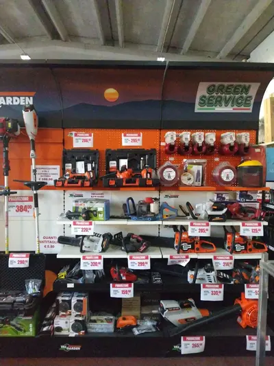 Motoseghe e attrezzi da giardino nel reparto brico-agraria di Green Service Oulx