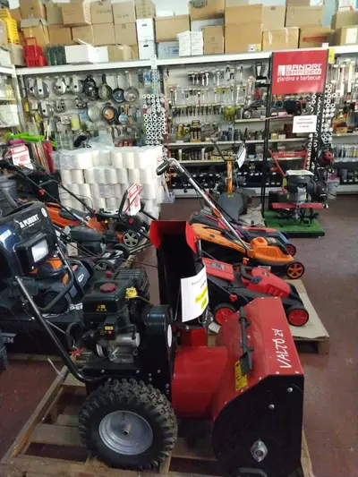 Macchine da neve e rasaerba esposti nel reparto attrezzature da giardino di Green Service Oulx