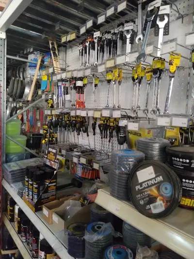 Scaffali di utensili manuali, chiavi e dischi da taglio nel reparto ferramenta di Green Service Oulx