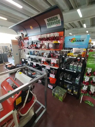 Esposizione di accessori per decespugliatori, oli e prodotti Valgarden nel reparto giardinaggio di Green Service Oulx